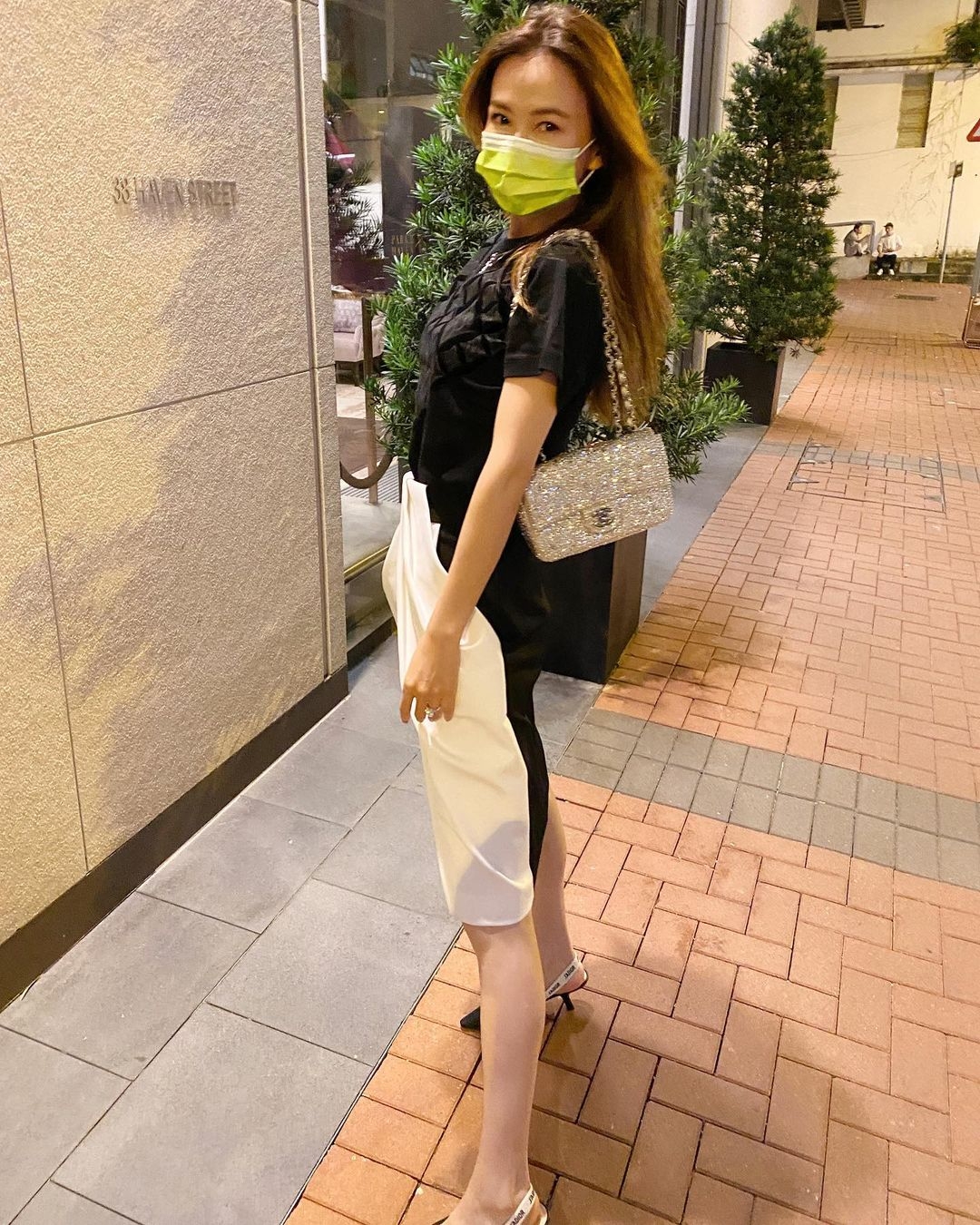 諸葛紫岐做模特兒出身,對於時尚、審美的追求自然特別高?在諸葛紫岐的 instagram 中,十張有九張也是她抱著名牌手袋的「曬袋日常」,每張也幾乎穿上亮麗的名牌服飾或套裝,LOUIS VUITTON、CHANEL、Hermès 也是她的愛牌!