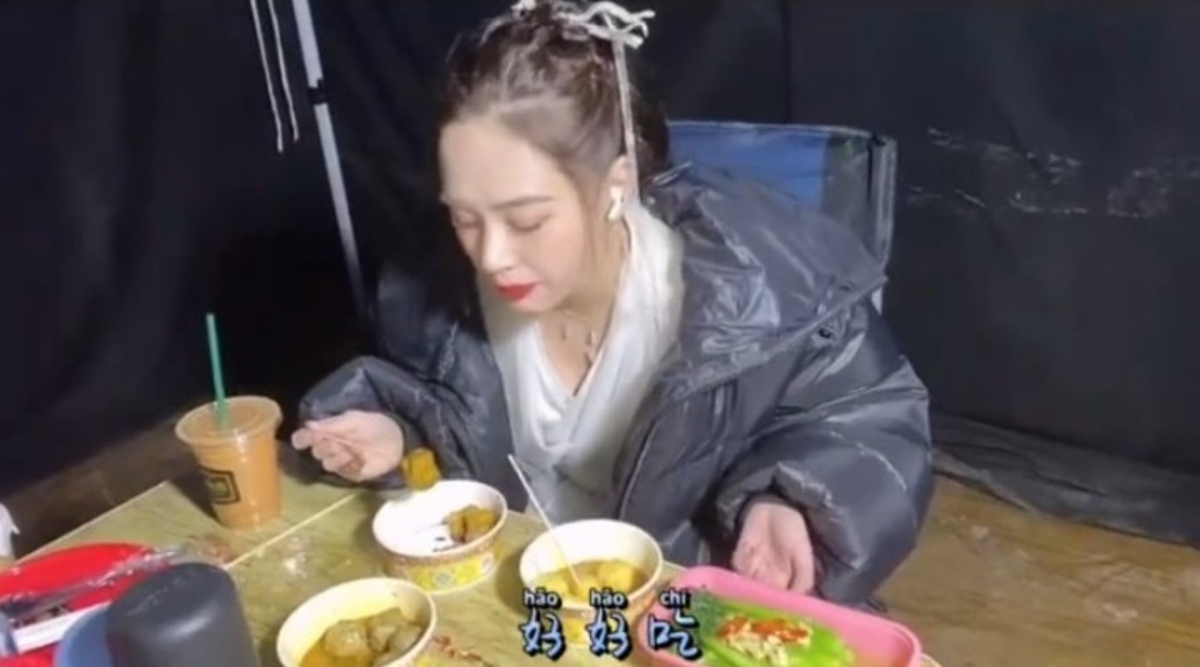 穿上白色古裝戲服的阿嬌,最近在橫店努力趕拍劇~在空檔放飯期間,就盡情的吃想吃的東西