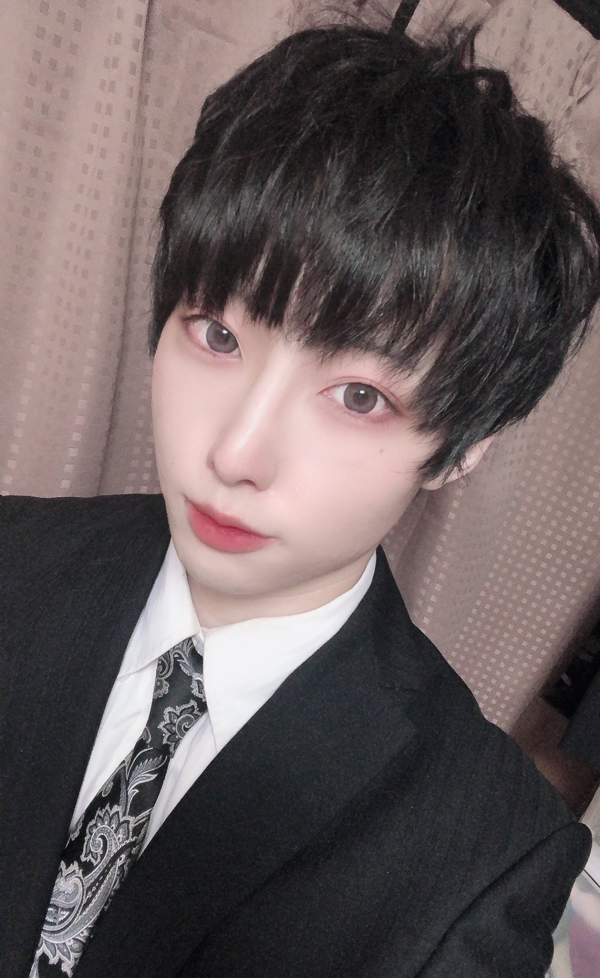 沒有貼雙眼皮貼和化眼妝的他,看起來也有點像韓星,造型百變,集多種魅力在一身!這副「小白臉」根本就是年輕妹妹會喜歡的型。