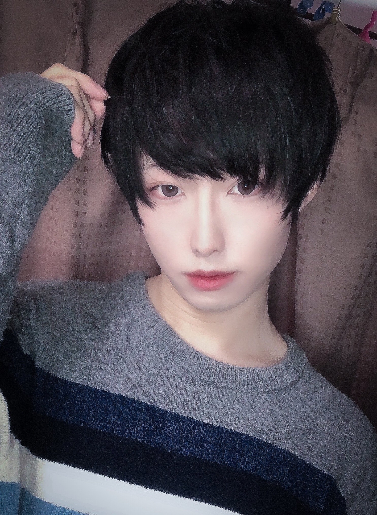 這個神改造他自稱只靠他自身後天的努力,除了下定決心減肥之外,也有學化妝。在12年來付出了不少心血來改造自己的容貌!平常男裝的他看起來也比以前年輕而且整潔。