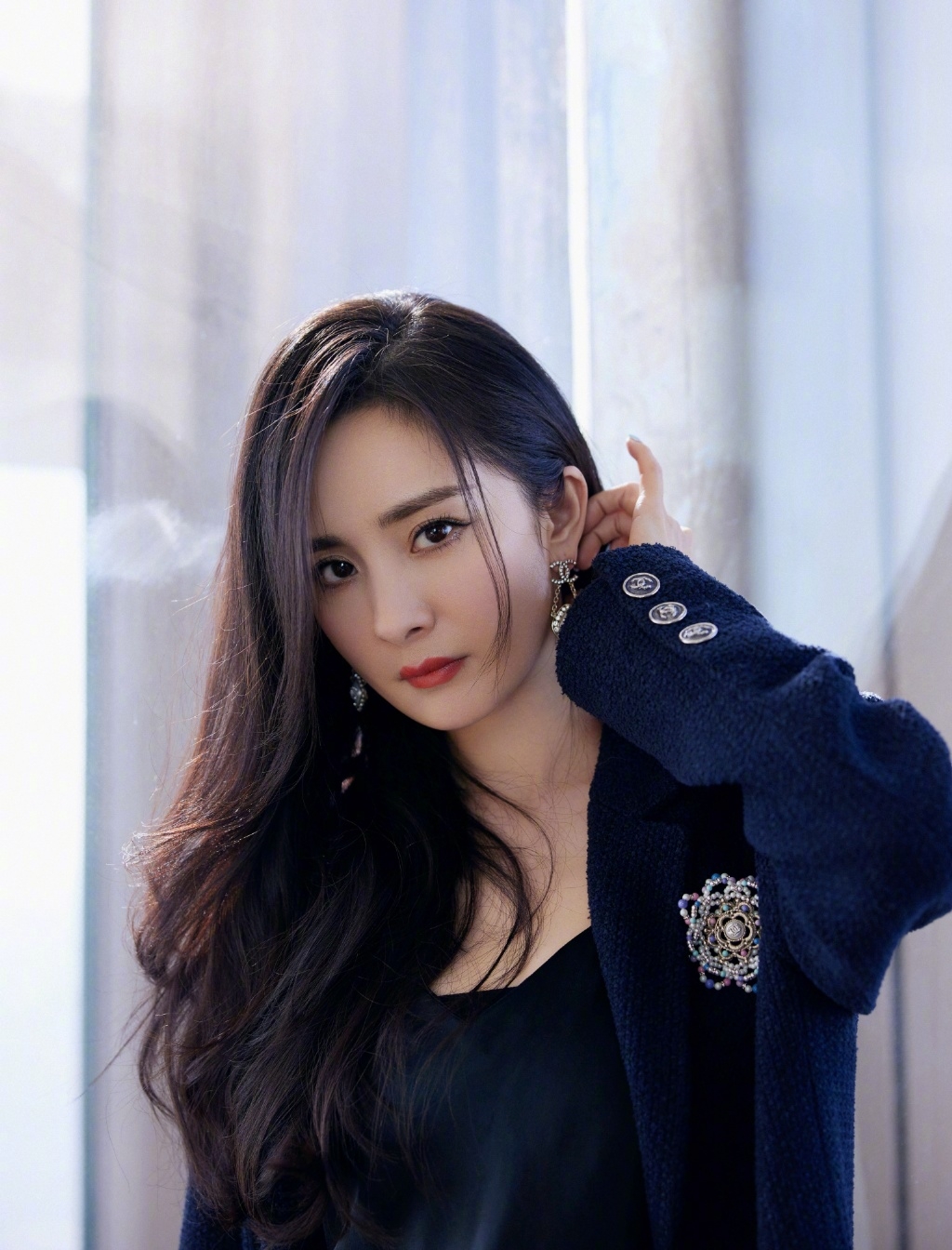 楊冪拍時尚照被指發福/圓潤背影/網民力撐身材好