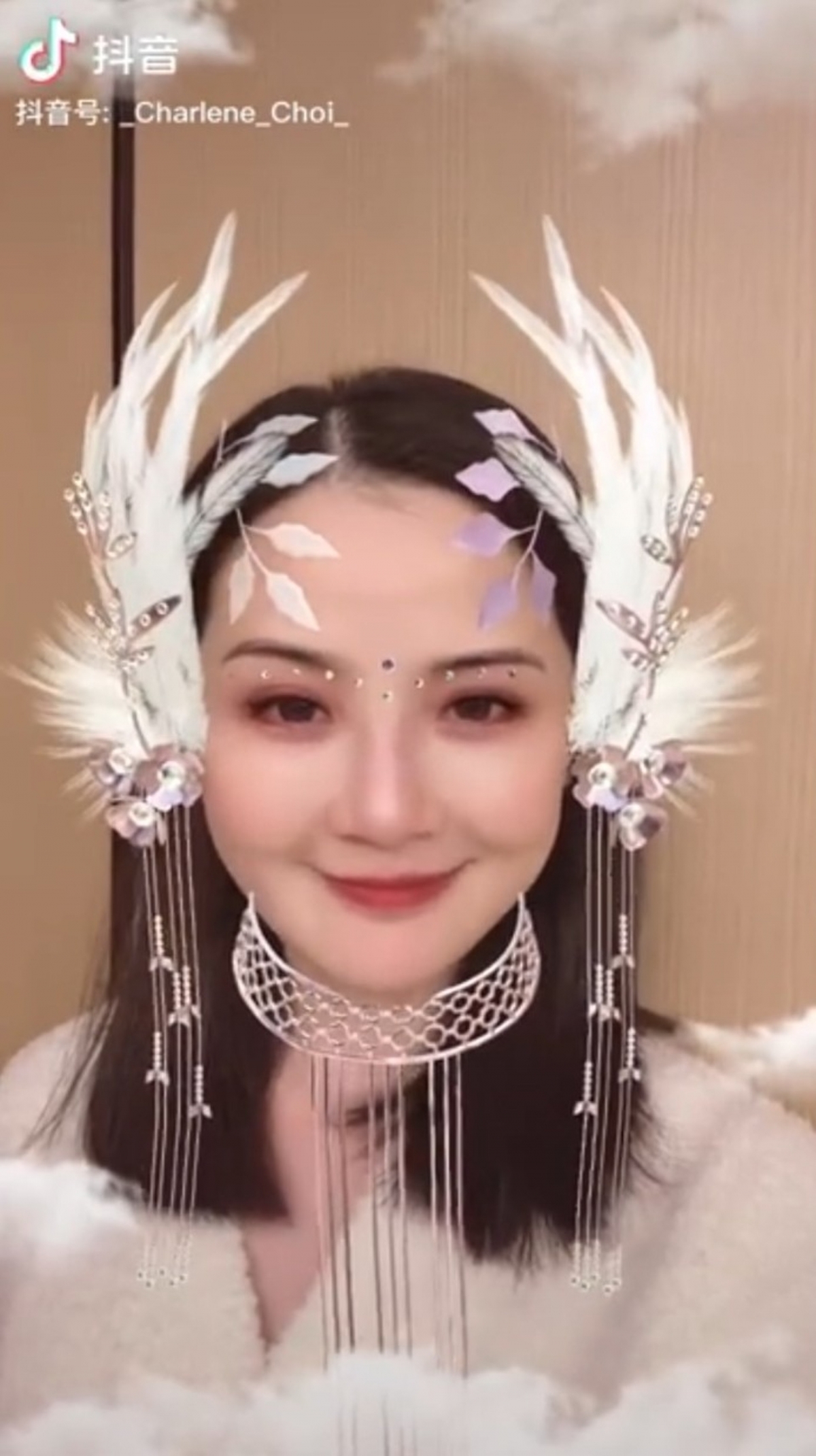 雖然阿Sa這次還原角色是用了濾鏡呈現,真實感減低!不過二十年過去,最新的扮相看起來跟當年的「紫蘭仙子」非常相似