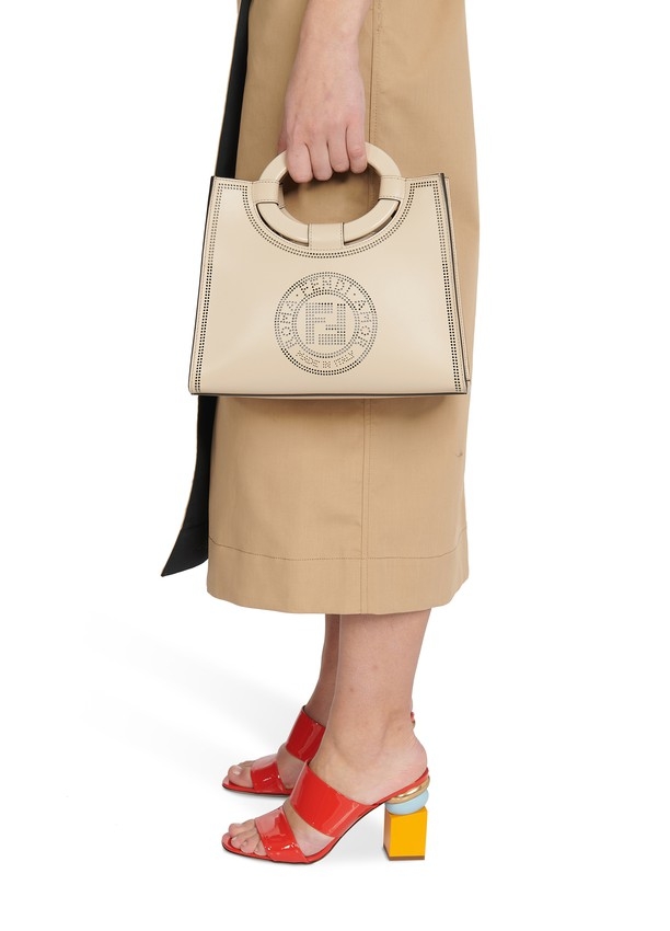 對於著重手袋CP值的朋友來說,FENDI 的 Shopping Bag系列絕對兼具時尚以及實用度的選擇!