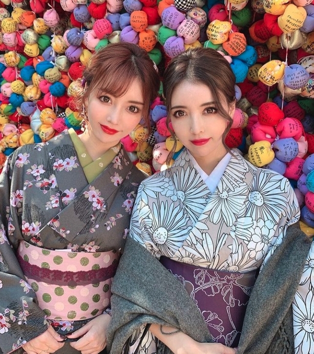 眼睛也做了「眼臉下垂」，打造成無辜下垂的雙眼。臉型就整得較短和削走了「男人相」的菱角。