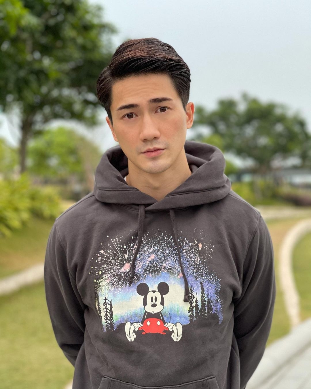 香港娛樂圈富二代郭子豪的爸爸是當製衣生意起家,現經營時裝貿易生意。入行後的他就已經以3萬5租住大埔半山龍城堡獨立屋,平日更揸80萬Audi。