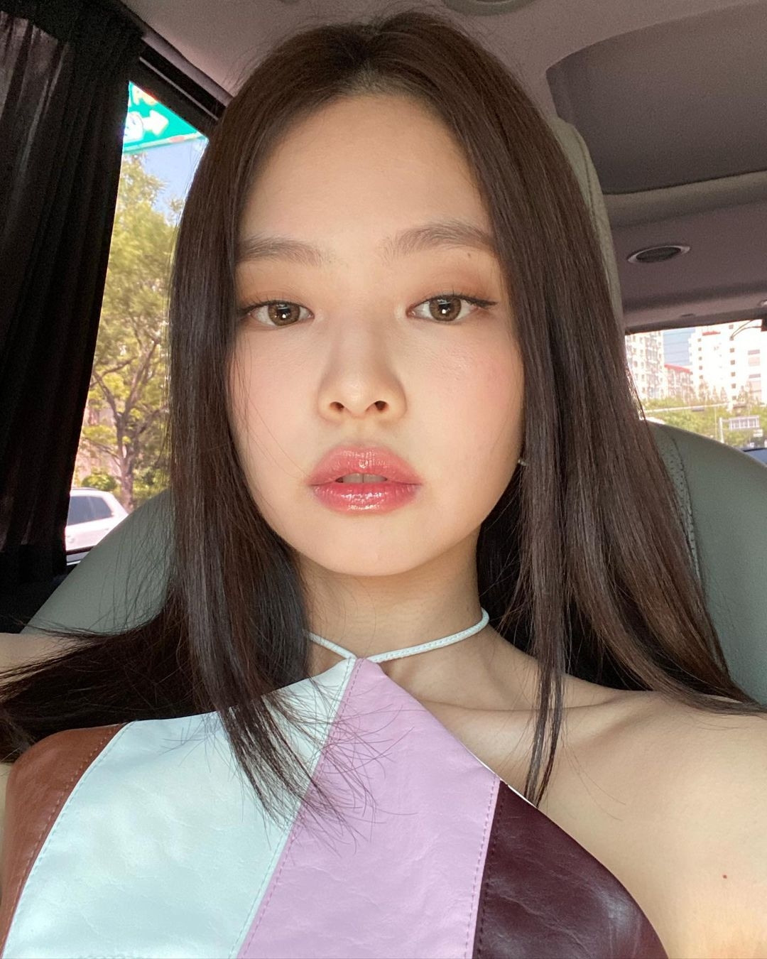 D社更獨家爆出G-Dragon(權志龍)與BLACKPINK Jennie 秘密交往一年的消息