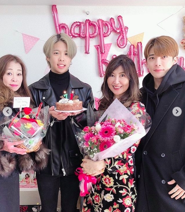 上野潤子今年踏入71歲,家人陪在身邊,完全看不出她是位嫲嫲!上野潤子不但活到老學到老,她也認為女人應該努力工作和努力護膚。她的座右銘更是:「甚麼都不做,神明不會給你獎勵!」靠自己的努力去活成最美的自己。