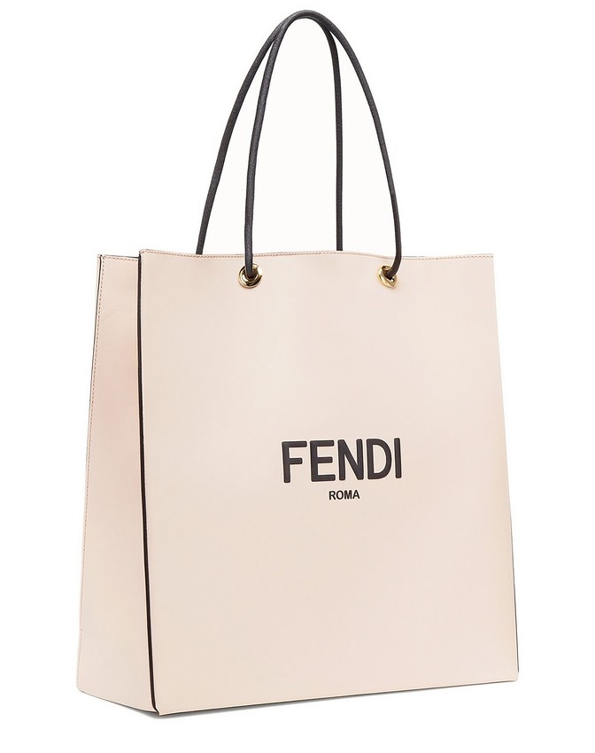 對於著重手袋CP值的朋友來說,FENDI 的 Shopping Bag系列絕對兼具時尚以及實用度的選擇!