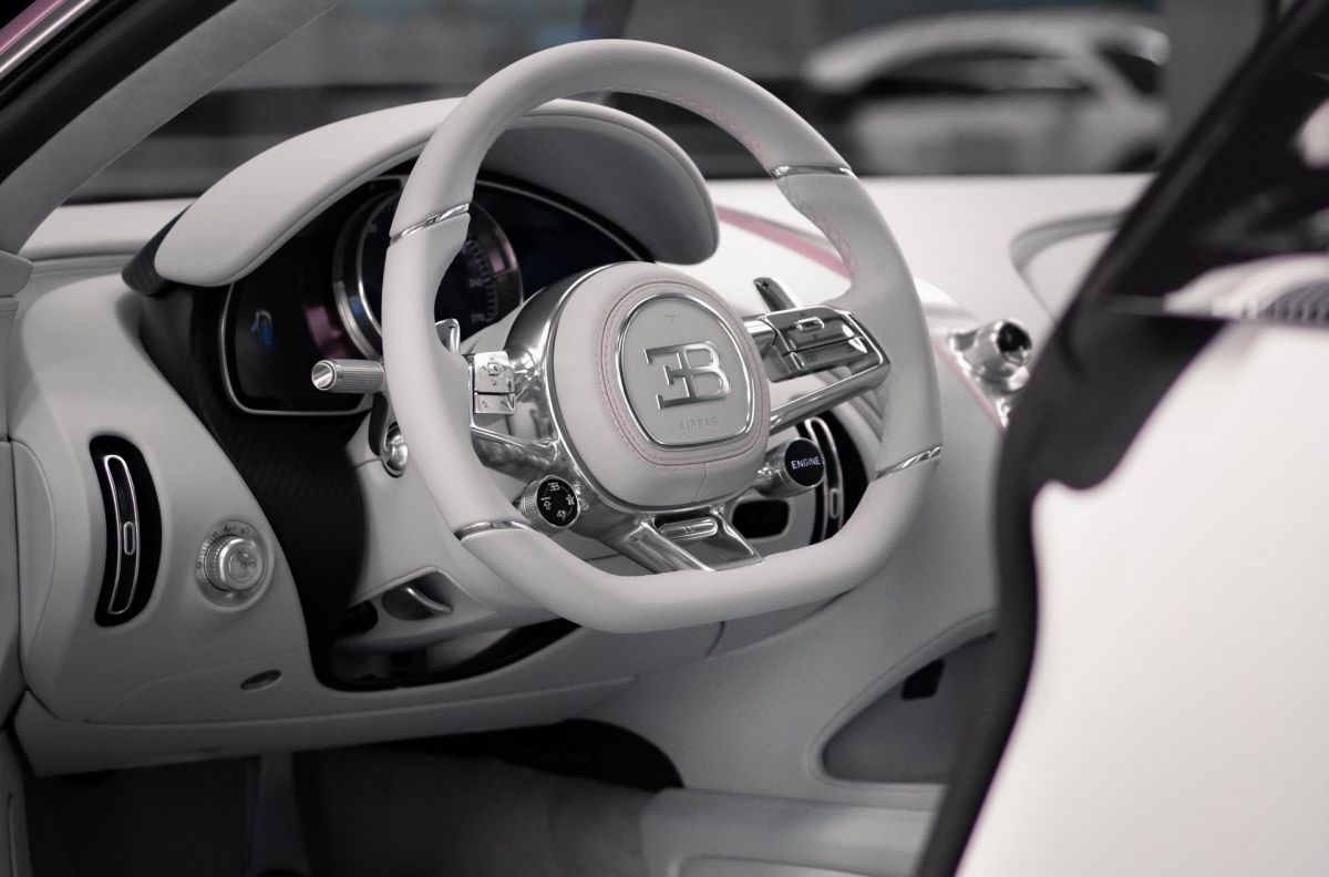 全球僅限一台的Bugatti夢幻「冰莓粉純白跑車」！車內灰白真皮粉紅刺繡，少女Dream Car