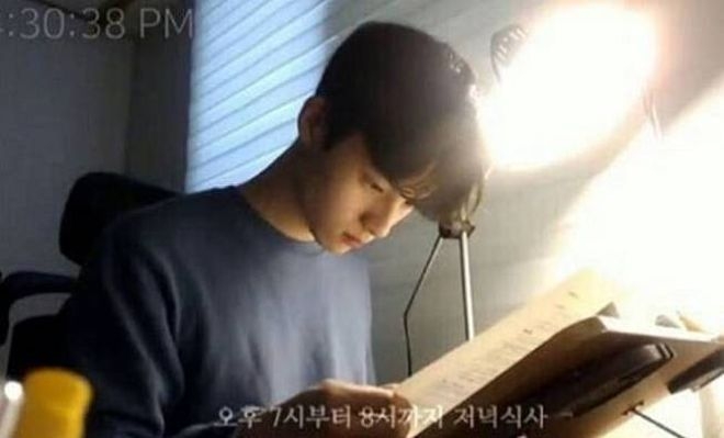 繼韓國小鮮肉「直播溫書」的熱潮過後,近日又興起了「直播睡覺」!王依渟-asianandy