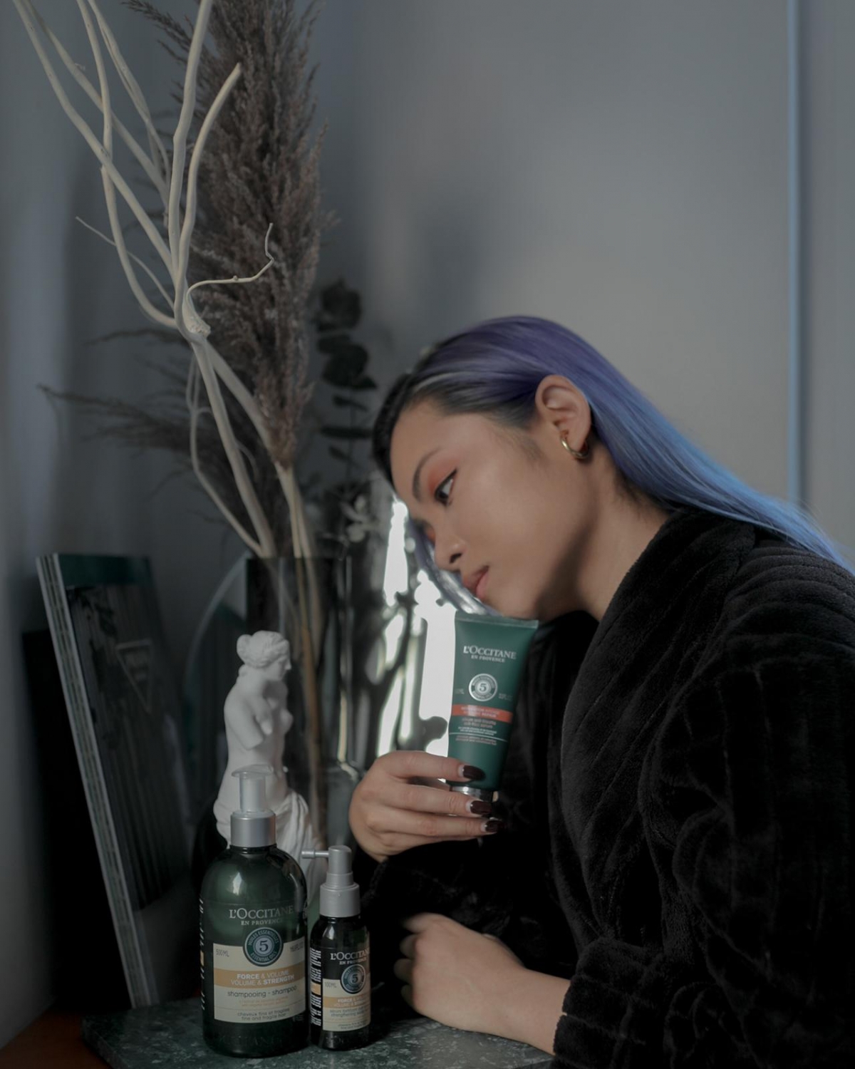 天生髮質幼細柔軟的朋友,漂染電燙得多更覺髮質愈變愈脆弱,髮絲很容易便掉滿一地?時尚達人 Ceci N. 就鍾愛「強韌護理」洗髮水