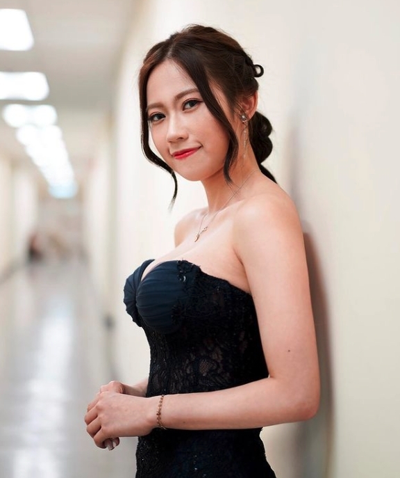 波波以姣好身材出位,有網民更指她是「JJ賈曉晨的接班人」!