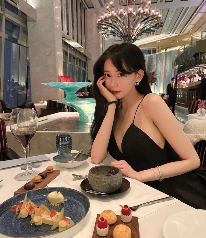 Cammi酒店豪過26歲生日晒長腿相P到地板變形/曾說鍾意自己P圖後嘅樣Cammi酒店豪過26歲晒長腿相P到地板變形/曾說鍾意自己P圖後嘅樣