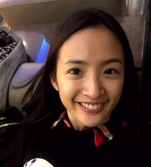林依晨在一個採訪中談及婚姻狀況時,卻在30秒內連摸4次鼻子。