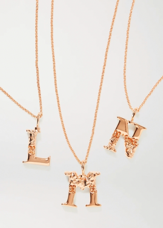 #CHLOÉ Alphabet gold-tone necklace HK$3,170【即按此購買】
