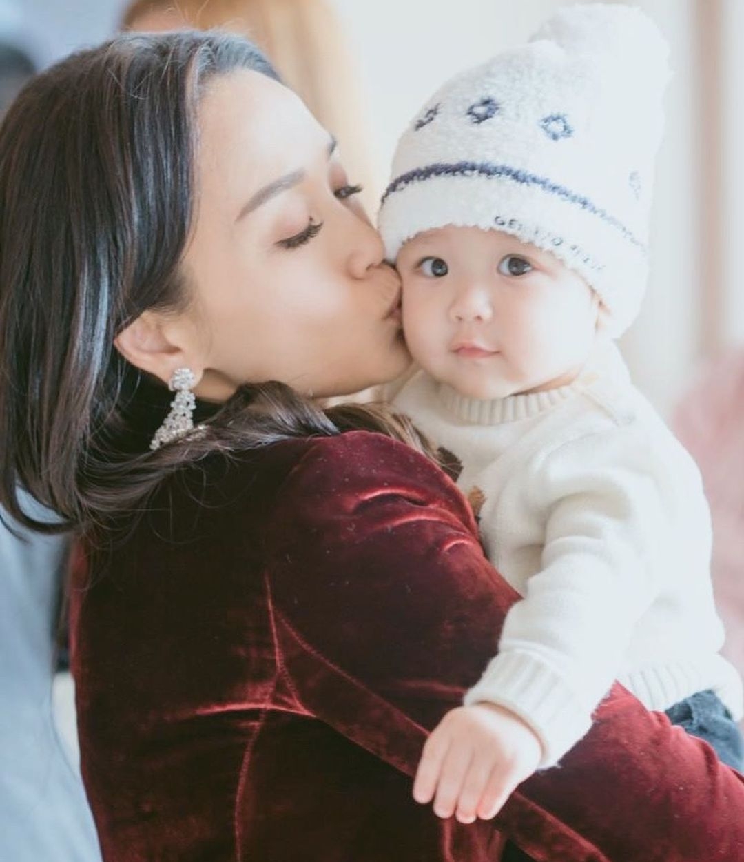 Grace 的美魔女表姐!港姐冠軍出道的陳凱琳,美貌與精緻的輪廓早已被受公認,近日 Grace 更大曬與媽媽的甜蜜童年照