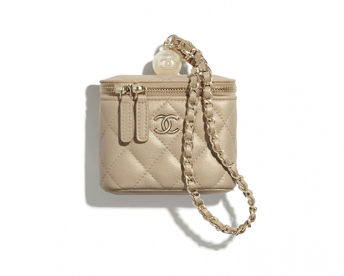 【CHANEL 2021手袋】細號鏈條梳妝袋 HK$13,500（8.5 × 11 × 7 cm）