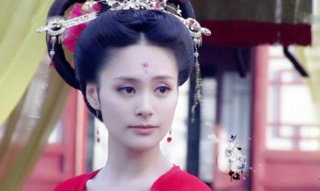 不少網民就覺得這個女中豪傑的造型似乎與阿嬌不太相襯，顯不出霸氣感