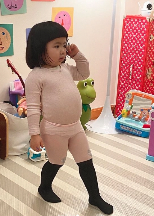 想不到最近可愛星二代 Lucy 竟然可以榮登 9gag 平台,紅出國際!