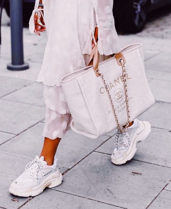 【名牌手袋Tote Bag】手袋正面以單色的Chanel字樣及logo加持，還有加入金屬肩揹鏈帶設計，是以經典的布穿鏈方式製成