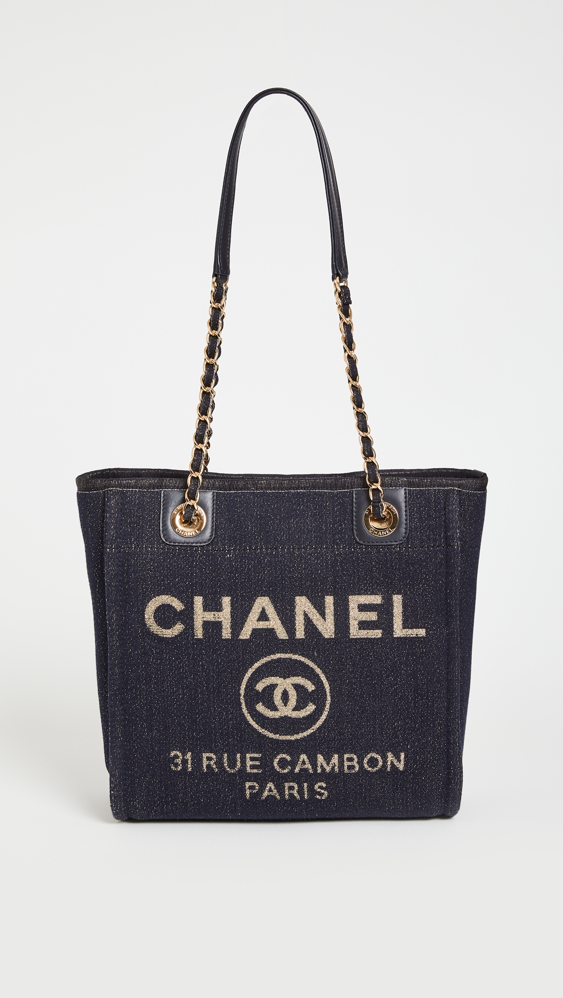 Chanel這款超獨特的正方形牛仔布設計很有年輕感，配上金色的字樣奢華魅力提升