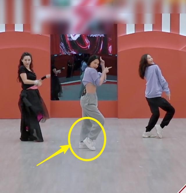 【乘風破浪的姐姐2】當天楊丞琳和張柏芝訓練時所穿的鞋子都是平底鞋,相信為差不多厚度的鞋子。