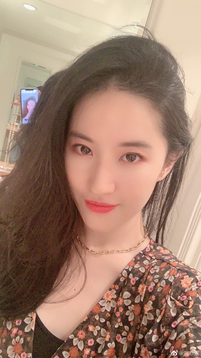 33歲內地女星劉亦菲主演的迪士尼真人版電影《花木蘭》(Mulan)近年受到外界的爭議,獲網民反對聲音。
