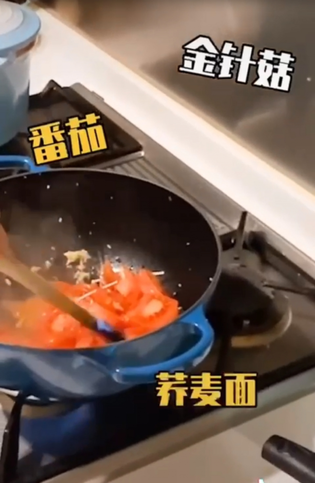 阿嬌近日興致勃勃在抖音拍片，親授大家煮減脂餐，當中準備的材料相當豐富，包括有蕃茄、金針菇、蕎麥麵等