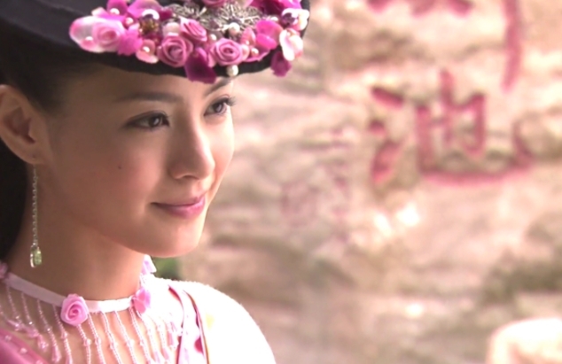 阿嬌在《浣花洗劍錄》的造型也是相當突出，頭上一頂繡花的帽子，加添了高貴的魅力！