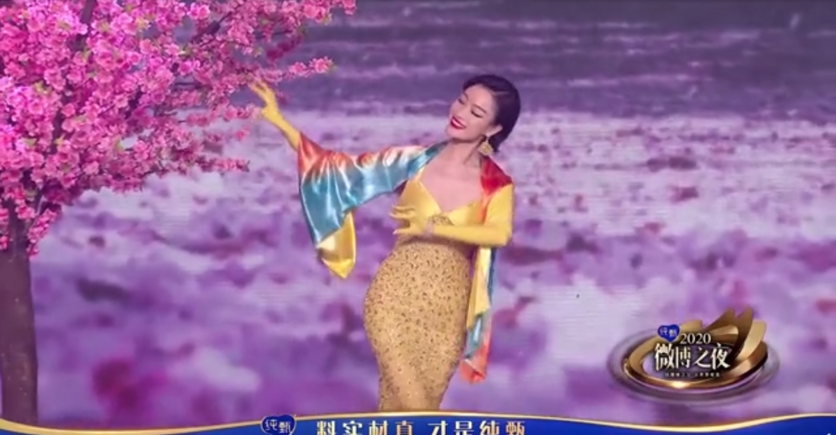 【微博之夜】Angelababy楊冪被迫扮大媽合照,6女星影「老土星型相」表情尷尬