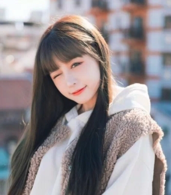 王依渟樣子甜美,她在直播中穿著白色小背心,開著微燈讓觀眾們「陪著」她睡覺