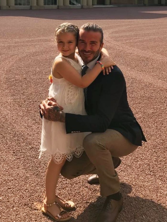 6歲時的哈七穿上Chloé純白色連身裙,與爸爸出席英國皇室茶會,散發公主氣息。