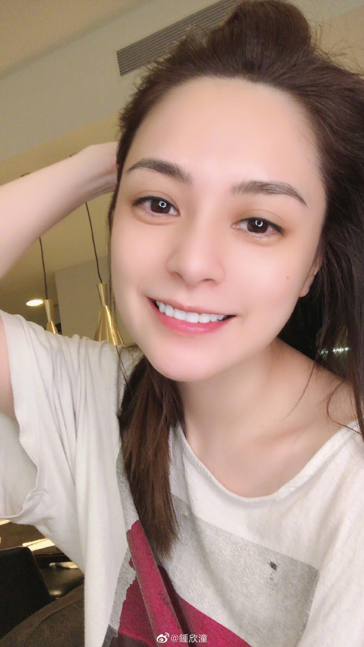 鍾欣潼（阿嬌）日前拍抖音教粉絲整營養減脂餐，向來有「零死角美女」封號的阿嬌就非常大方，在片中以全素顏示人