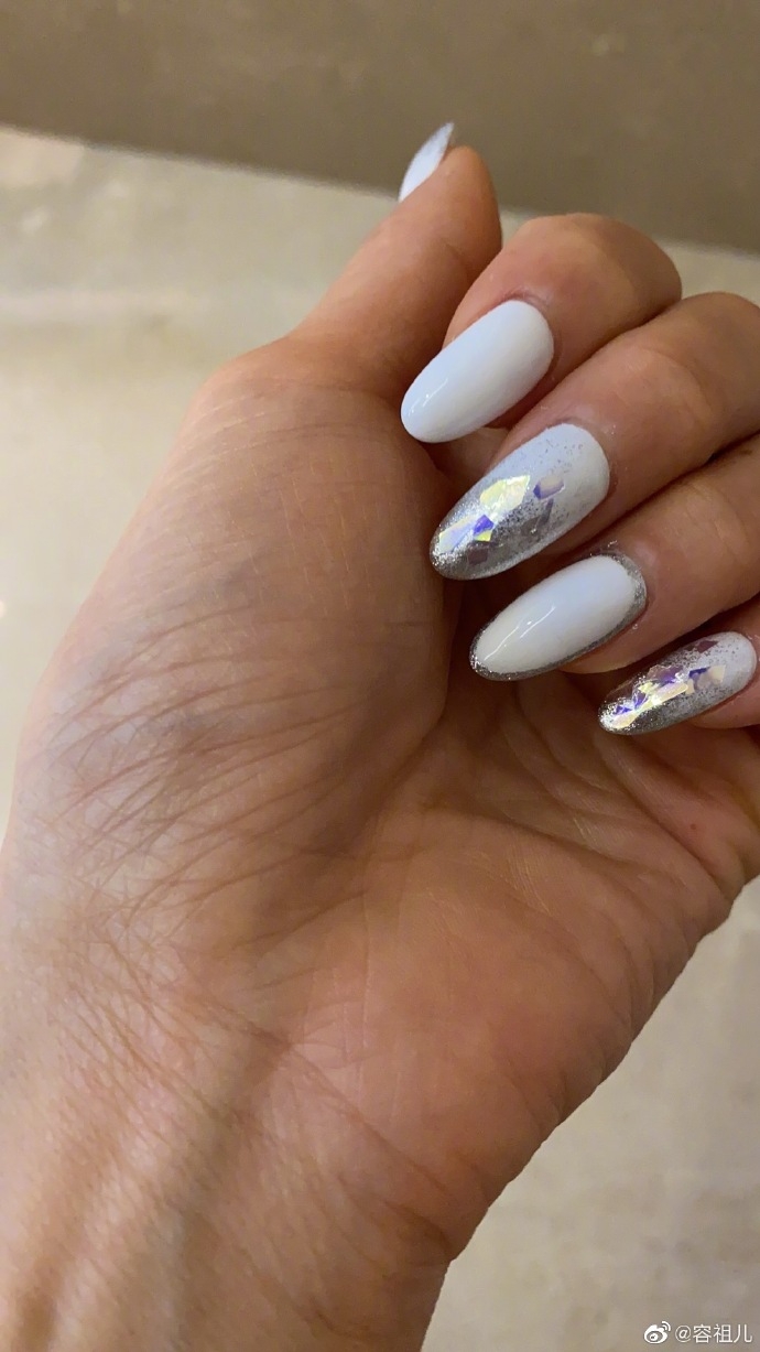 容祖兒Gel「長甲」變廢人釀意外,因美甲行動不便終被剪刀誤傷虎口