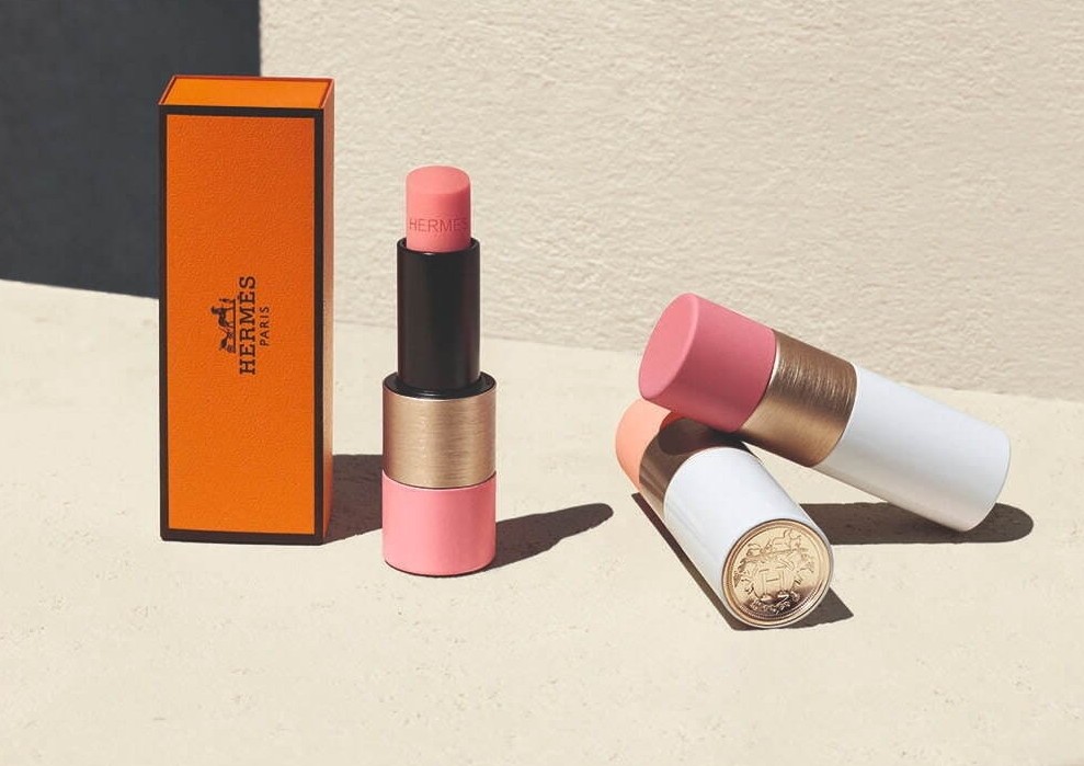 溫柔櫻粉外殼配上唯美唇色!全新 Rose Hermès 唇膏系列 比起以往 Rouge Hermès 唇膏系列