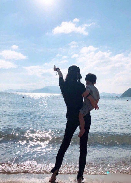 Angelababy黃曉明曬小海綿新相/著母子鞋畫畫溫馨/基因強大一定靚仔