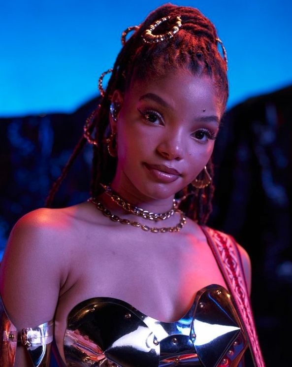 迪士尼真人版電影《小美人魚》(The Little Mermaid)終於在一輪選角的爭議聲中敲定開拍,雖然全球網民一面倒要求迪士尼換走女主角 Halle Bailey