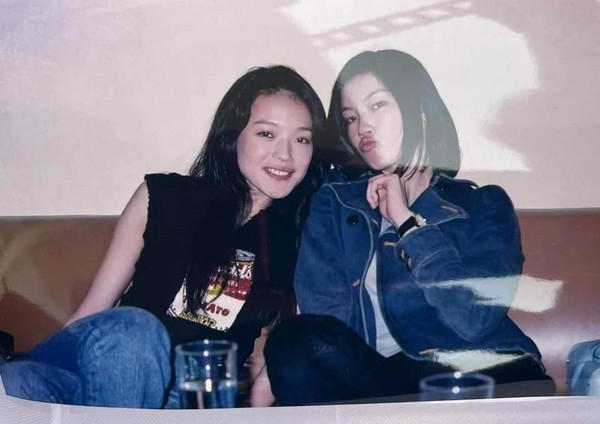 舒淇穿著黑色無袖上衣及牛仔褲,而林熙蕾則穿著牛仔外套,兩人的衣著相當合襯~