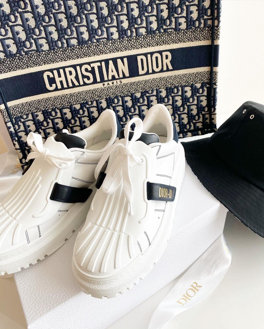 【名牌白鞋/運動鞋2021】DIOR最新推出的Dior-ID運動鞋超搶手，很快就在IG大洗版！