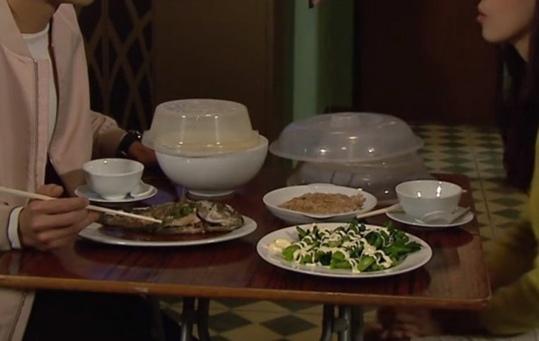 月子餐就有幾款菜式，包括白烚豬肉、烚菜芯、街市預先醃好的雞翼和一壺清如水的湯