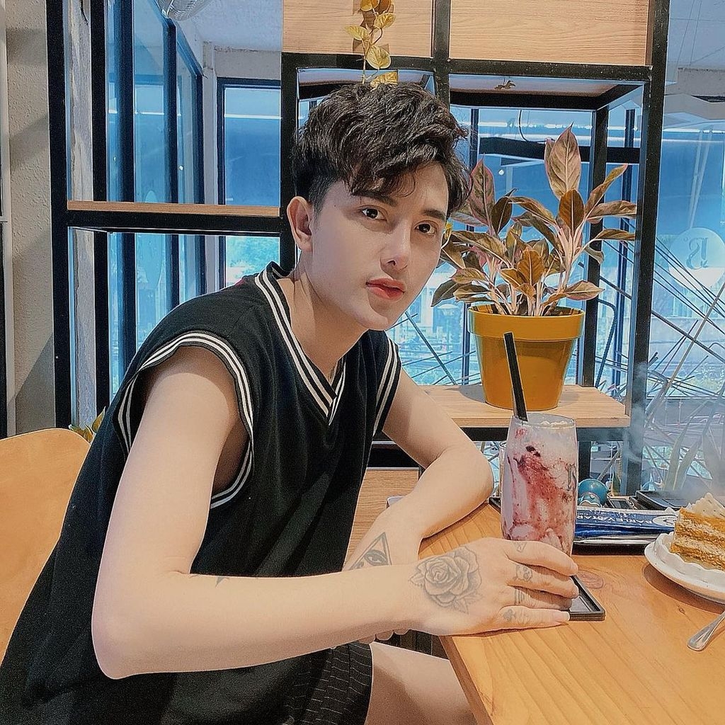 杜文奎更會不時在Instagram和抖音貼出自己帥氣照,同時也不介意公開自己手術前後的對比照。