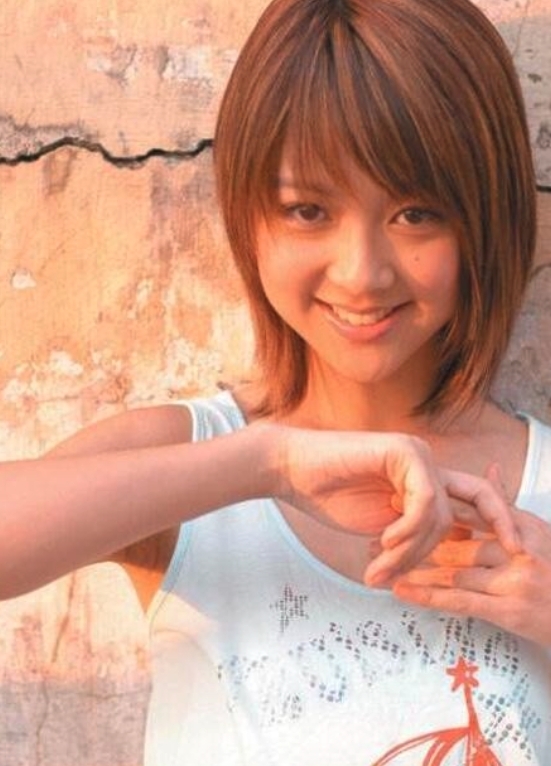 Fiona 2003年初出道時,以青春少艾的清純形象深入民心,得到不少少男少女得支持