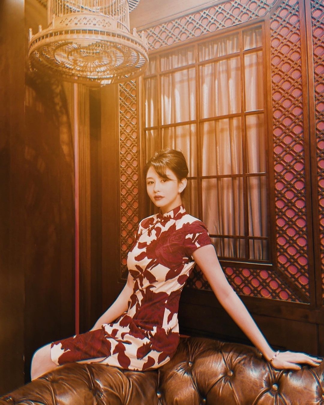 早前沈月就在 instagram 上發佈了一輯絕美旗袍照片向粉絲拜年,更 hashtag 了媽媽邱淑貞就是這批照片的掌鏡人!