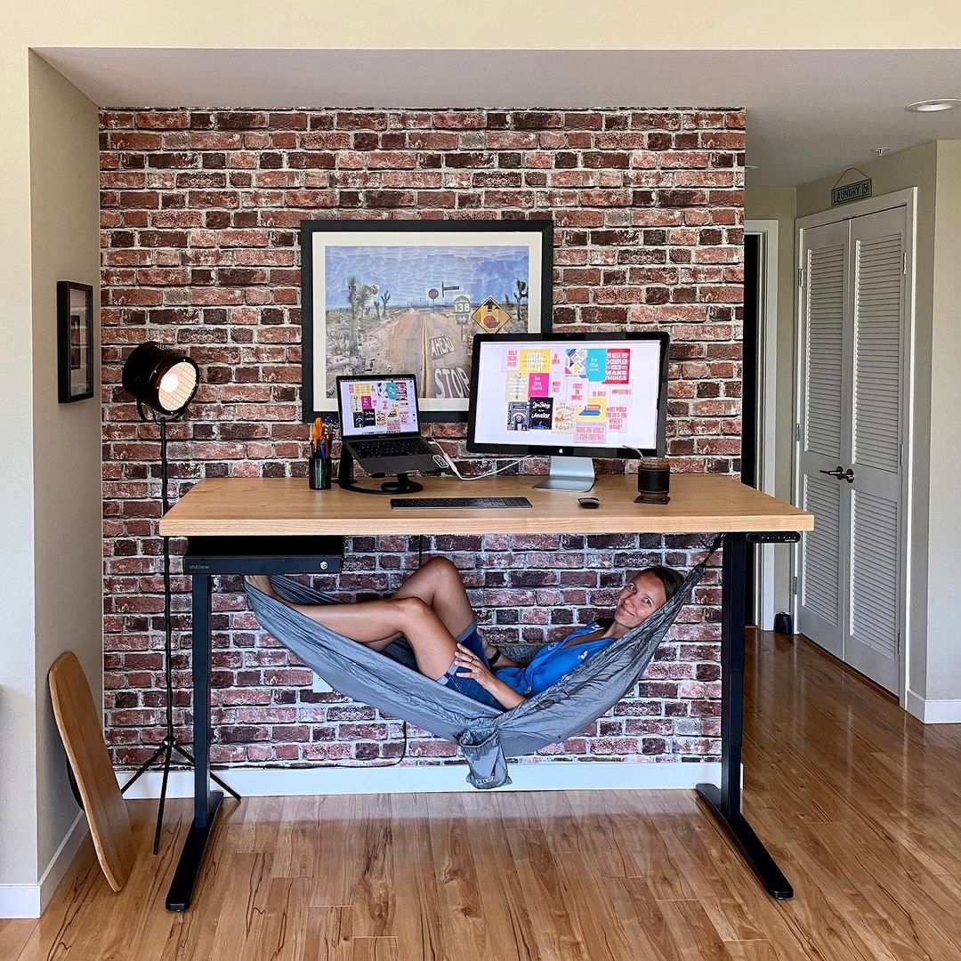 上班族午睡神器「桌下吊床」,以後無需趴在桌上,辦公室內亦能舒服躺下!