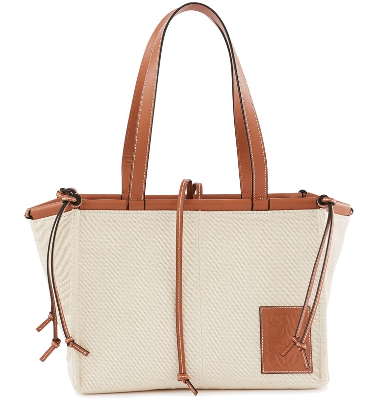 LOEWE其中這款雖不如拼圖包、馬鞍袋有名，但是喜歡大容量Tote Bag的女生相信也會很愛它！