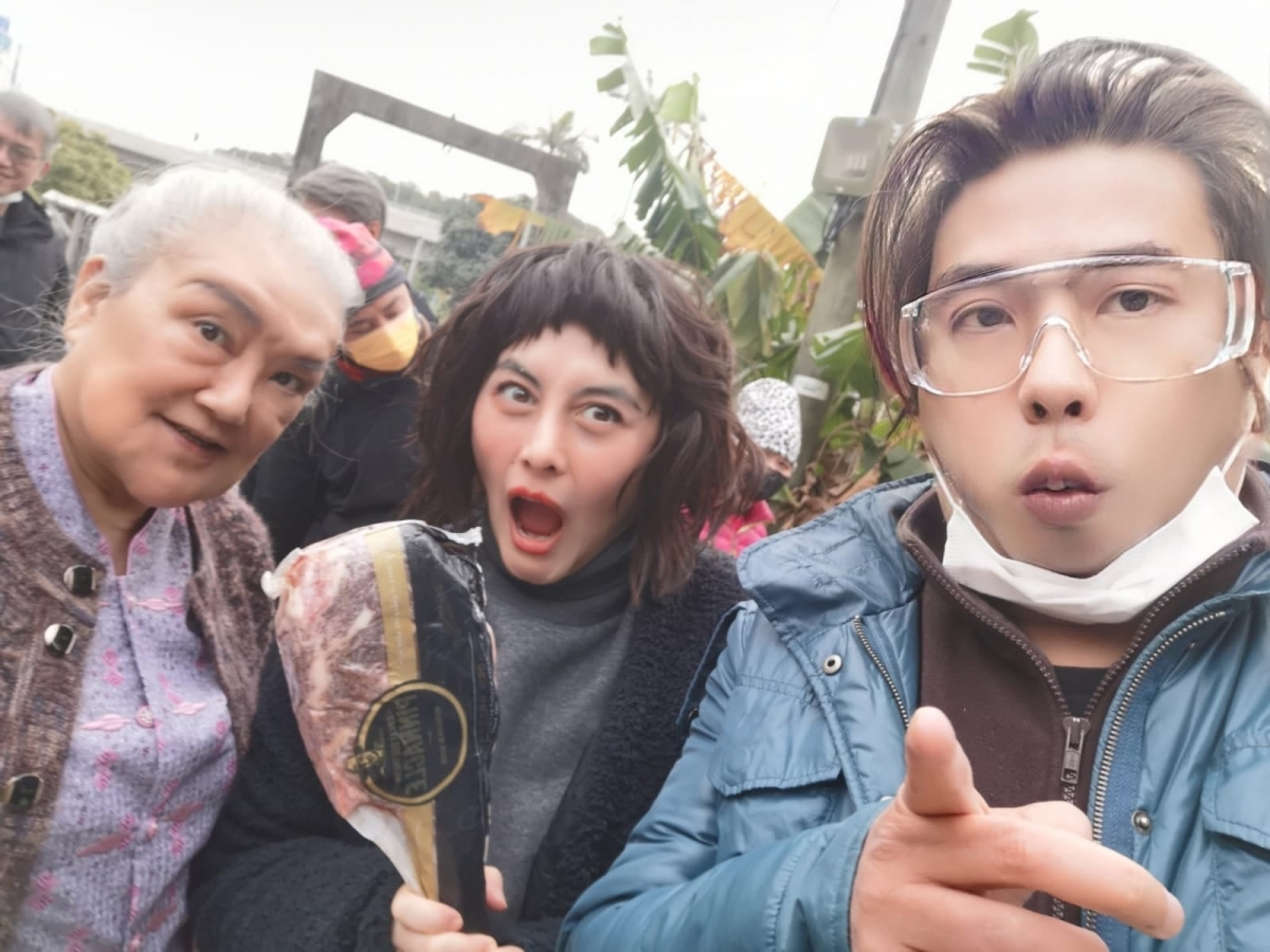 有網民更發現在大合照中，林敏聰P圖都只P了自己～