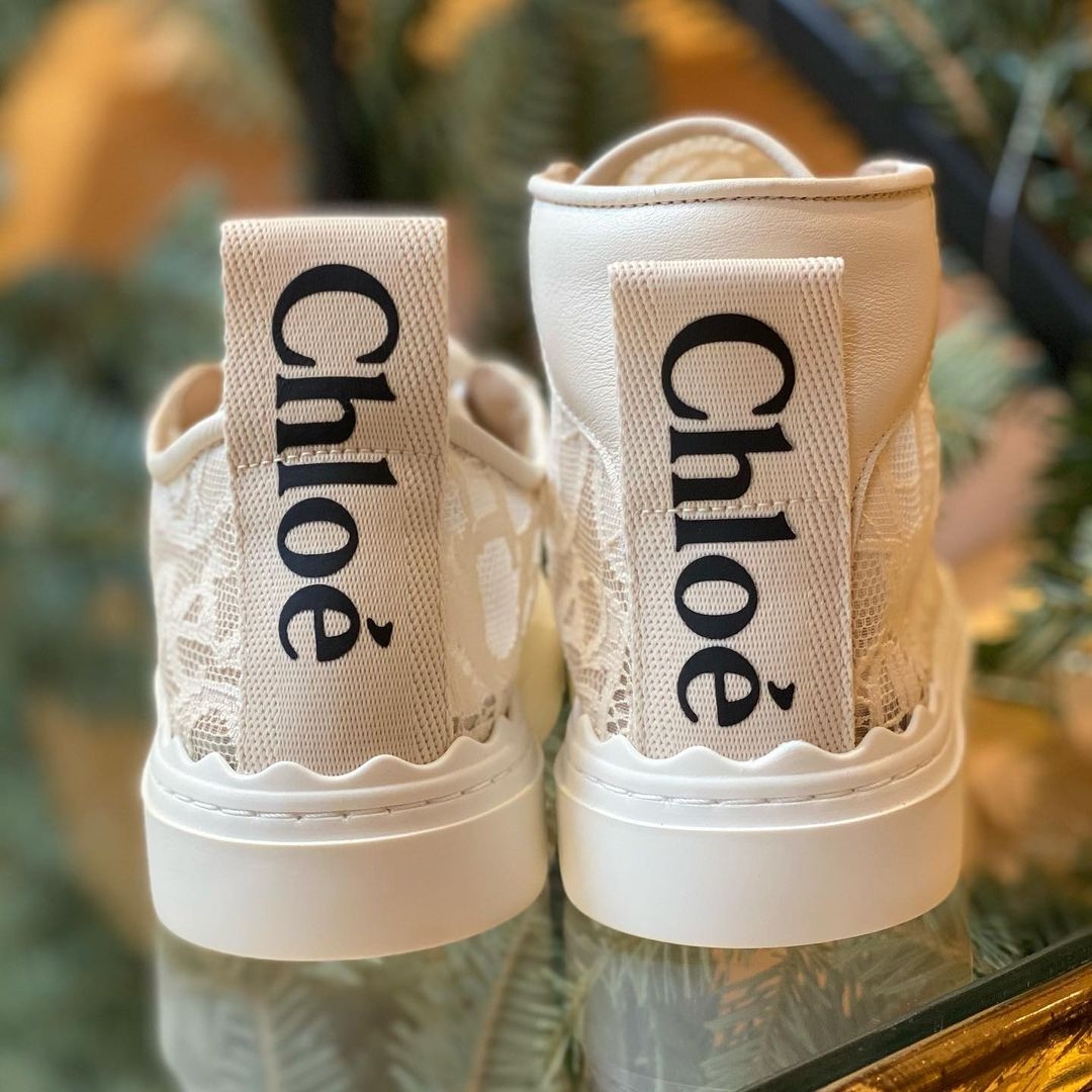 【名牌白鞋/運動鞋2021】Chloé這款「蕾絲白鞋」亦有推出過高筒款，高筒設計適合襯連身裙穿搭，瞬間增添氣質感～