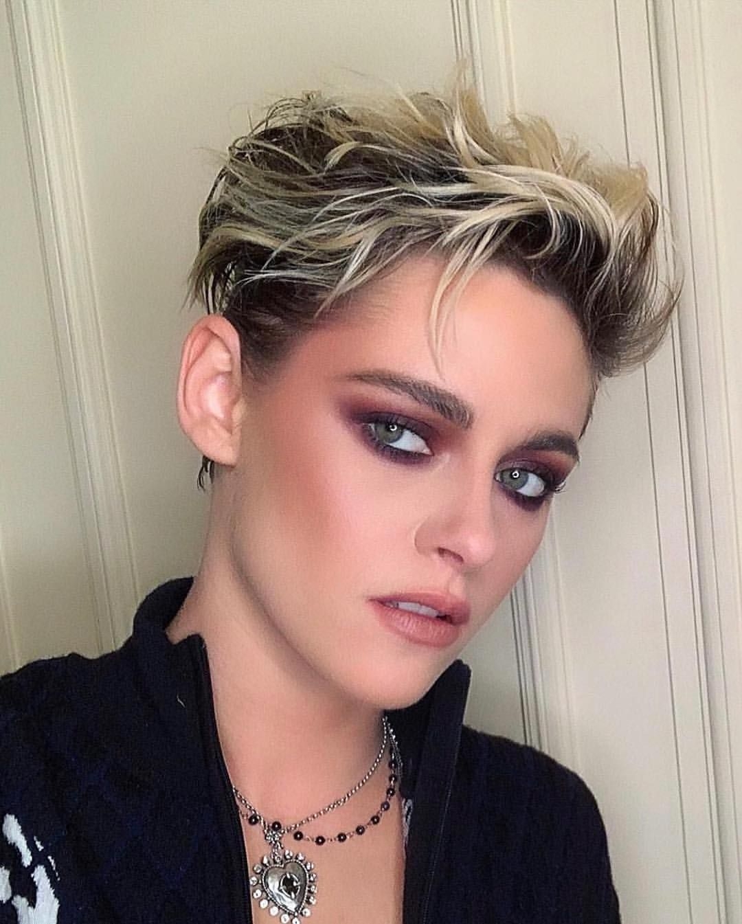 Kristen Stewart新戲《Spencer》演戴安娜王妃!最新劇照曝光神似戴妃