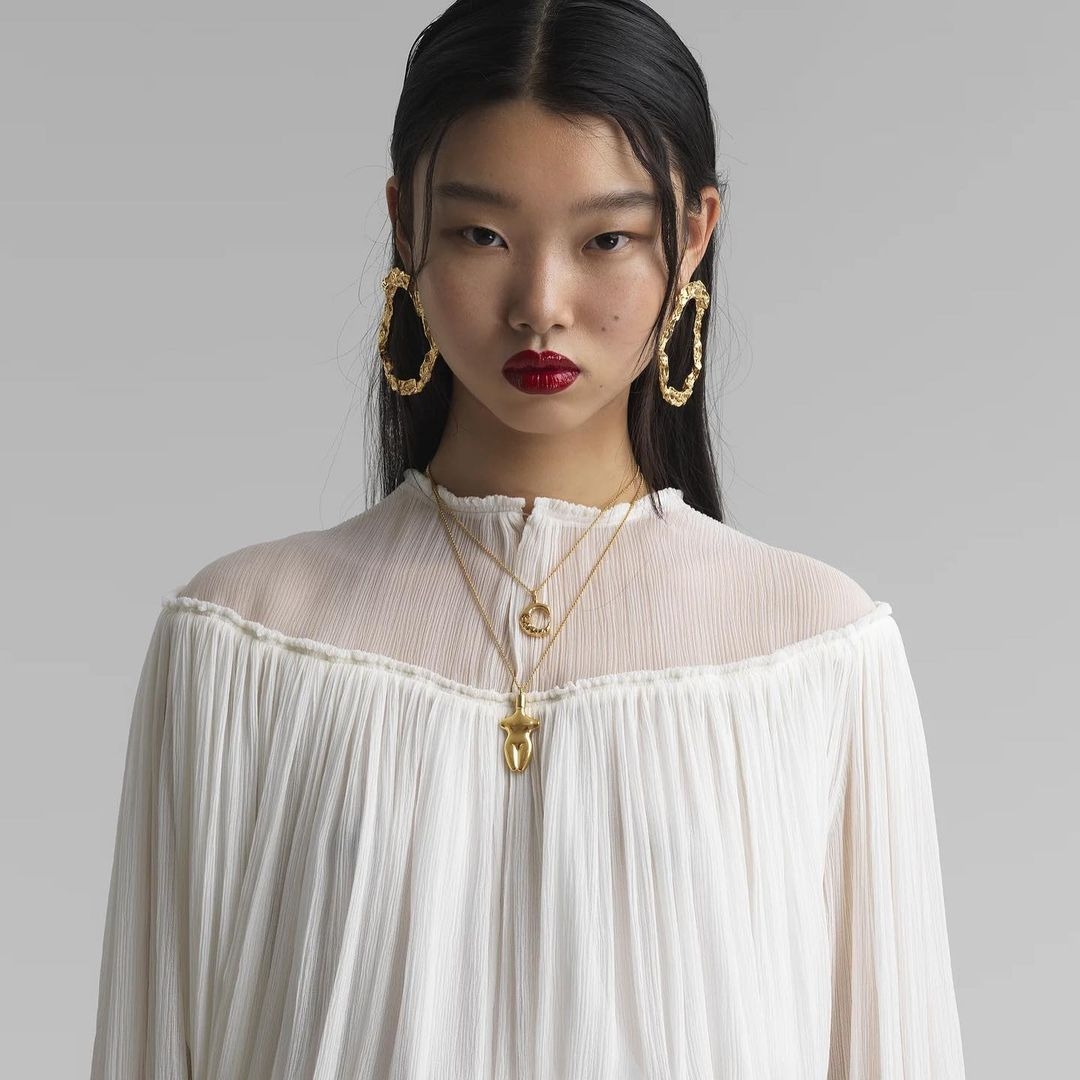 Chloé 的手袋一直是不少OL的大愛少女品牌,想不到原來飾物區也藏著不少驚喜!它們家的經典字母系列更向來大受少女歡迎,全新的頸鏈系列同樣由A至Z 26個字母作設計靈感,