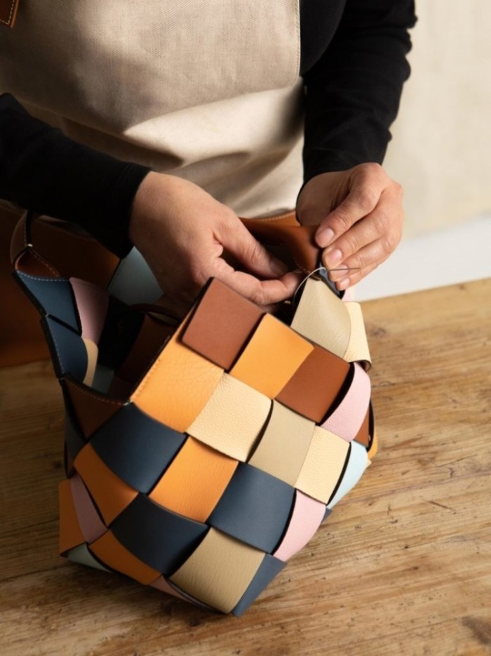 【LOEWE手袋2021】這款Woven Basket「彩色編織袋」可說是成了LOEWE今年的話題之作